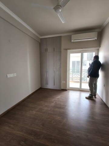 Room in 3.5 BHK Apartment at Central Park Flower Valley Aqua Front Towers, Sohna Sector 33 – for Rent