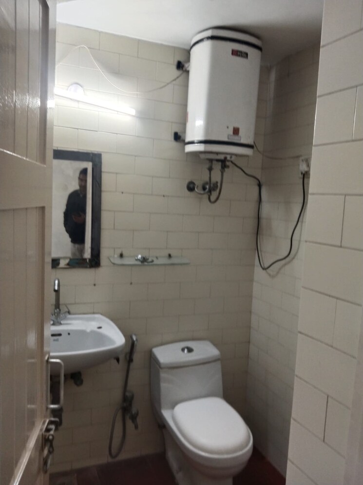 Bathroom, vasant kunj 3 Bedroom 1400 Sq.Ft. Apartment In Vasant Kunj Delhi 9696965