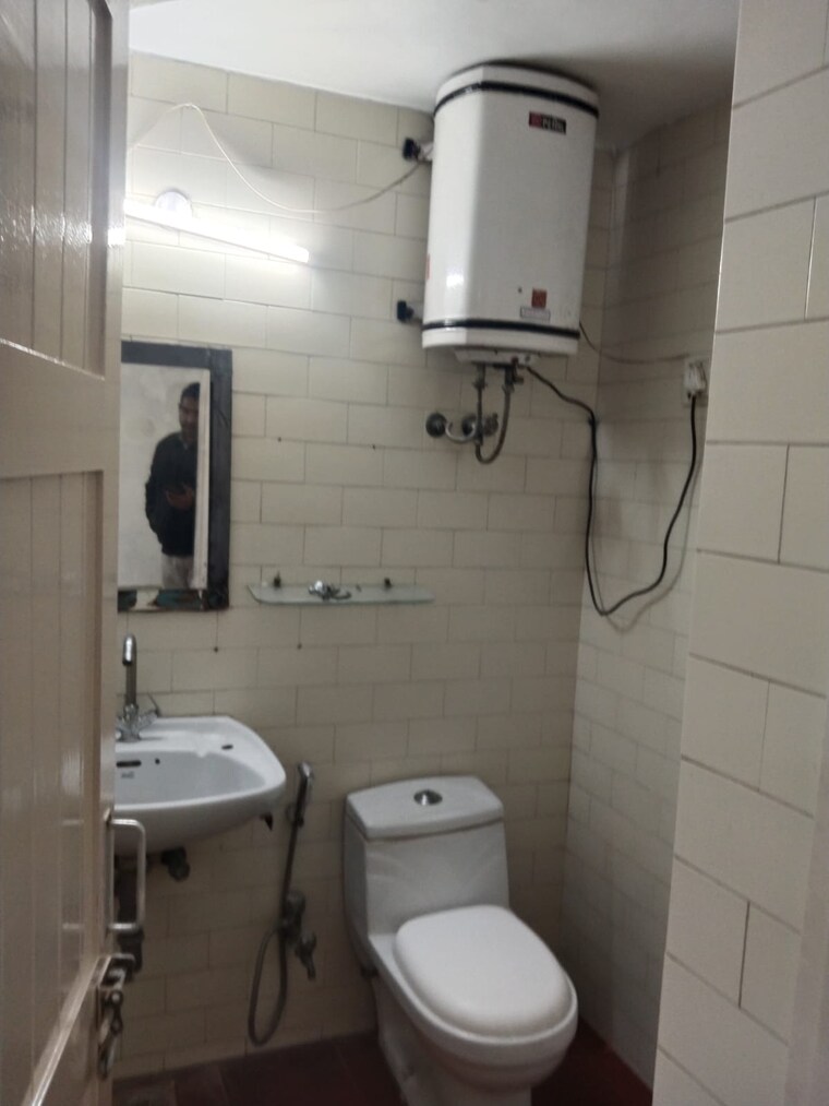 Bathroom, vasant kunj 3 Bedroom 1400 Sq.Ft. Apartment In Vasant Kunj Delhi 9696965