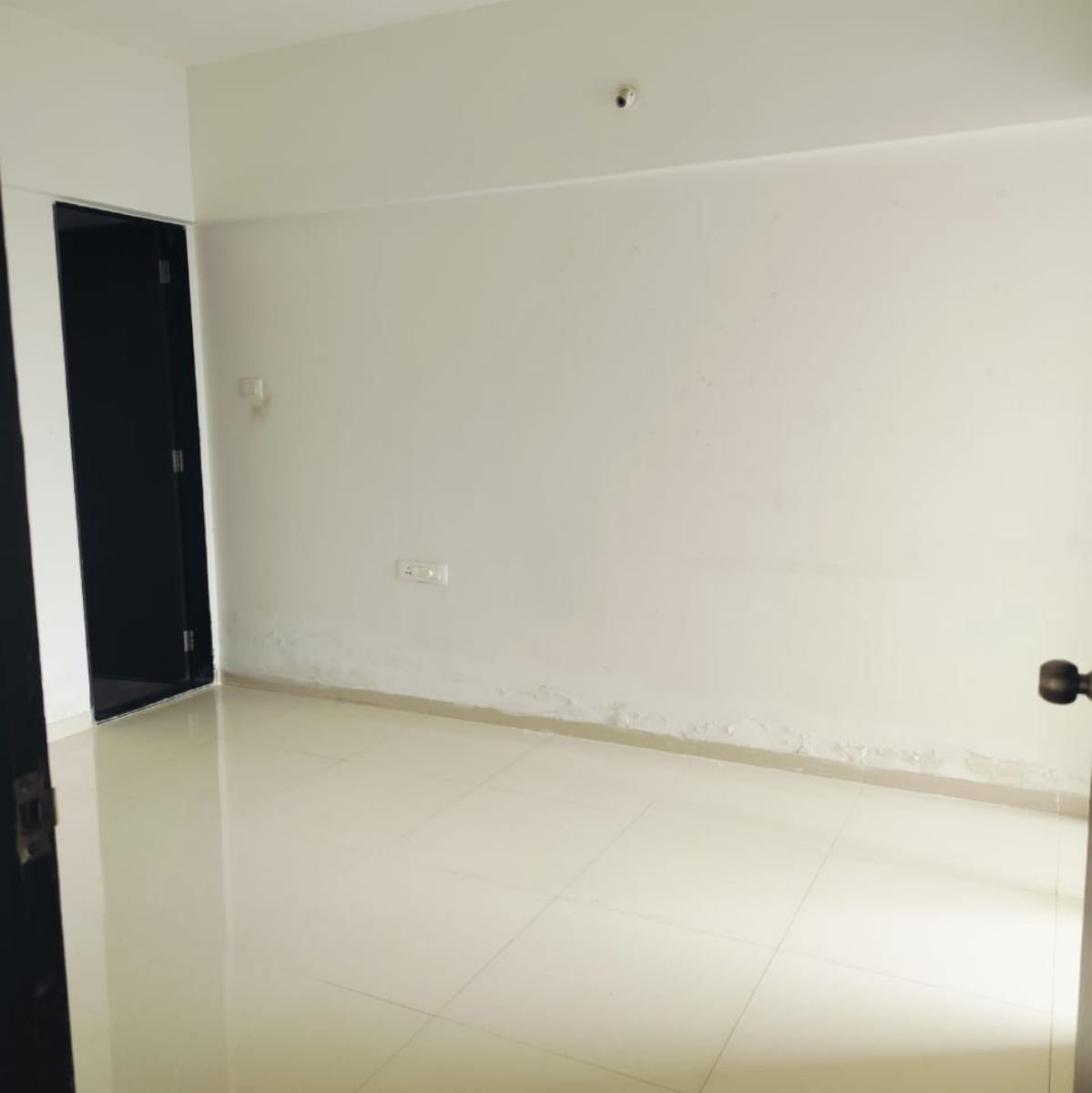 2 BHK + Extra Room Apartment For Sale in Mantra Parkview