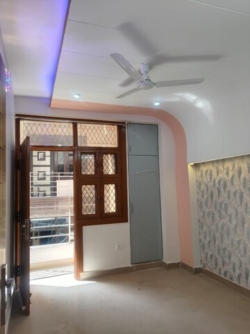 Room in 3 BHK Builder Floor at Igi Airport Area – for Rent