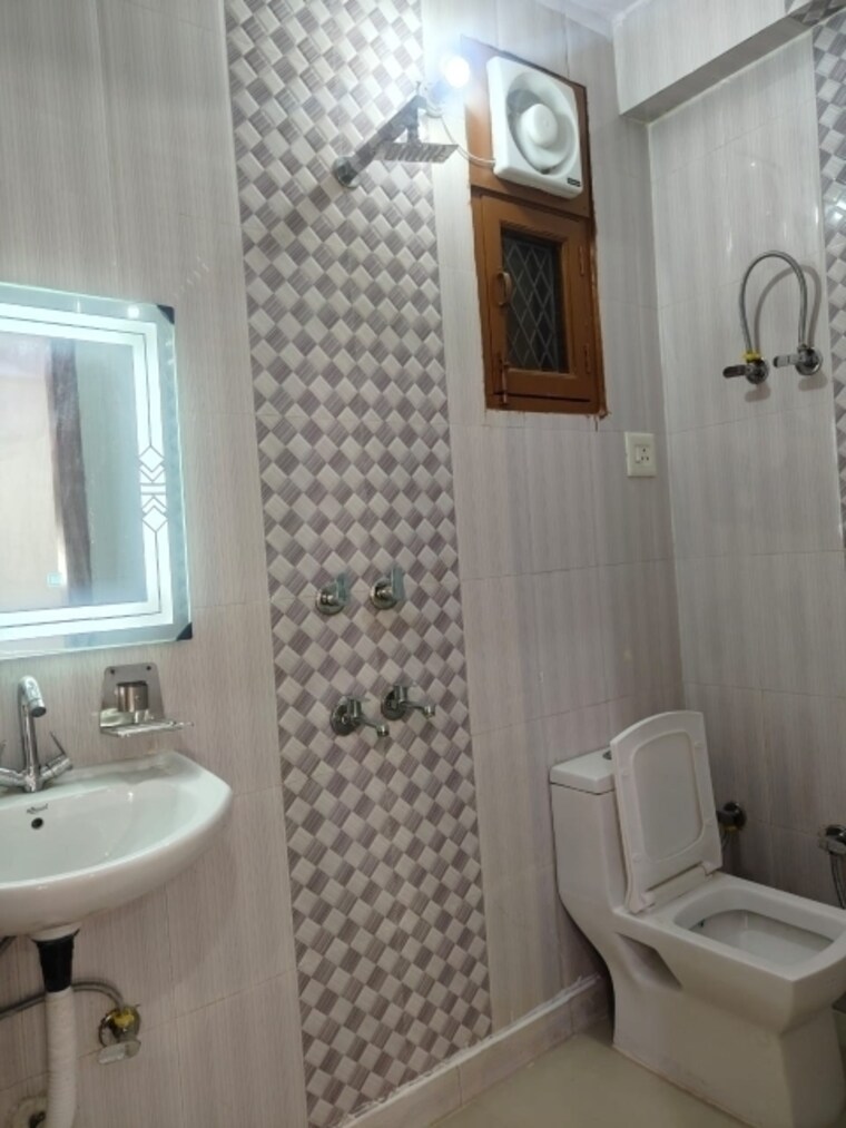 Bathroom, igi airport area 3 Bedroom 1500 Sq.Ft. Builder Floor In Igi Airport Area Delhi 9696982