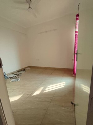 Room in 1 RK Apartment at Gaur City 2 - 14th Avenue, Sector 16c Greater Noida – for Rent