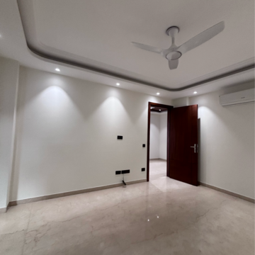 Room in 4 BHK Builder Floor at Green Park – for Sale