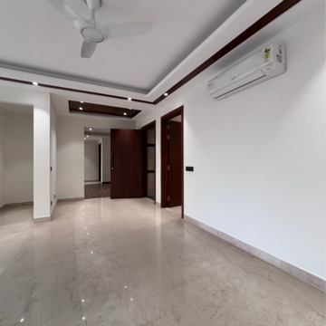 Room in 4 BHK Builder Floor at Green Park – for Sale