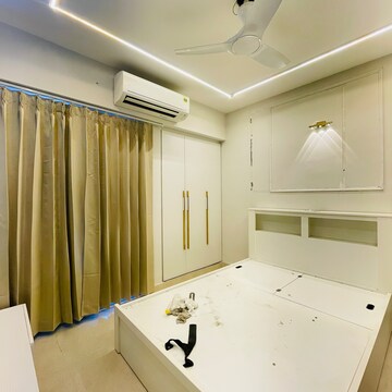 Team Area in 2.5 BHK Apartment at Signature Global Prime, Sector 63a – for Rent