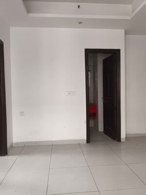 Room in 2 BHK Apartment at Mahagun Villa, Vaishali Sector 4 – for Rent