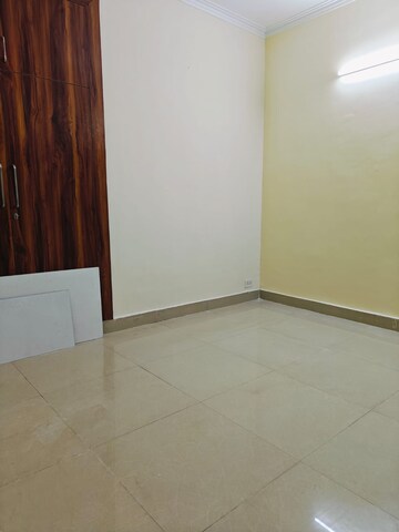 Room in 1.5 BHK Apartment at Amrapali Dream Valley, Tech Zone 4 Greater Noida – for Rent