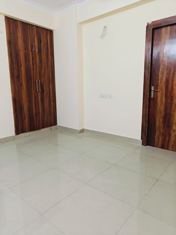 Room in 1.5 BHK Apartment at Amrapali Dream Valley, Tech Zone 4 Greater Noida – for Rent