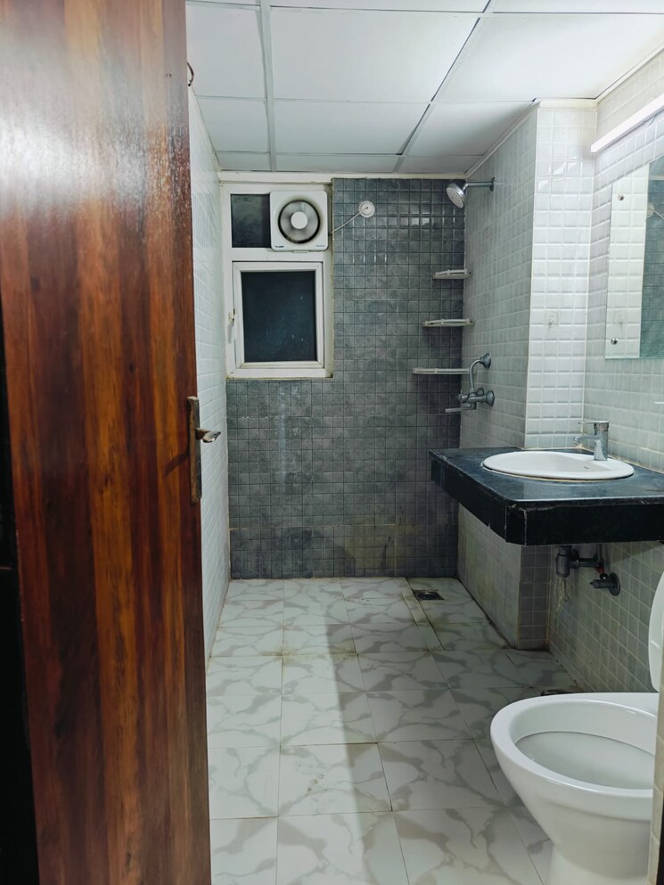 Bathroom, amrapali-dream-valley 1.5 Bedroom 585 Sq.Ft. Apartment In Tech Zone 4 Greater Noida Greater Noida 9697126