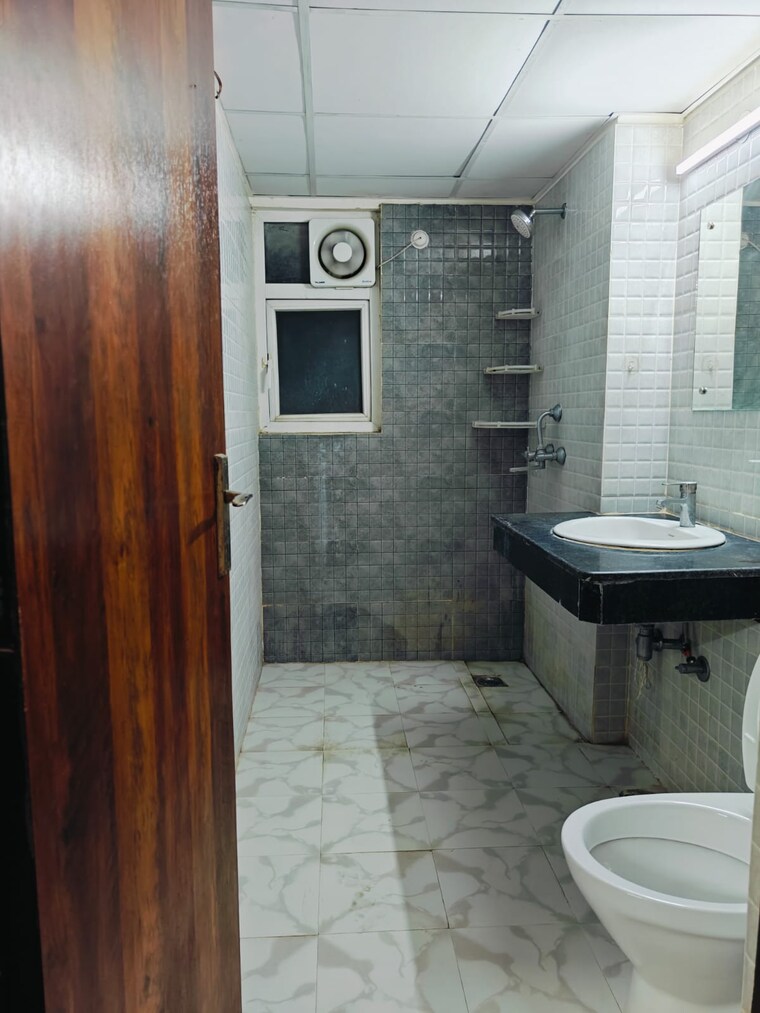 Bathroom, amrapali-dream-valley 1.5 Bedroom 585 Sq.Ft. Apartment In Tech Zone 4 Greater Noida Greater Noida 9697126