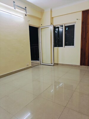Room in 1.5 BHK Apartment at Amrapali Dream Valley, Tech Zone 4 Greater Noida – for Rent