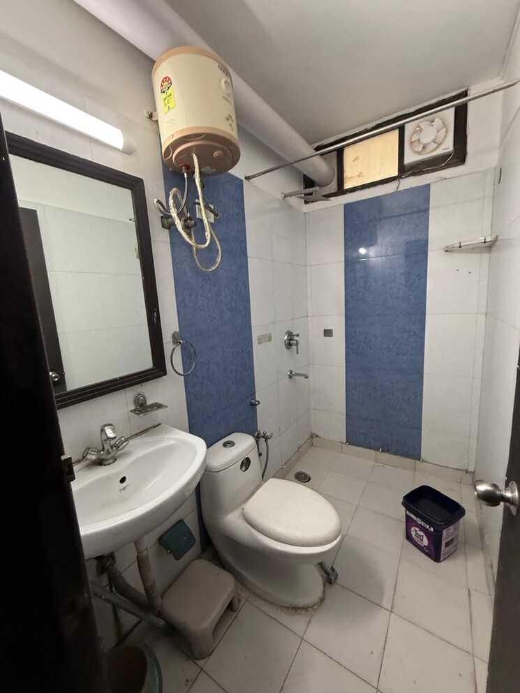 Bathroom, chittaranjan park 1 Bedroom 800 Sq.Ft. Builder Floor In Chittaranjan Park Delhi 9697129
