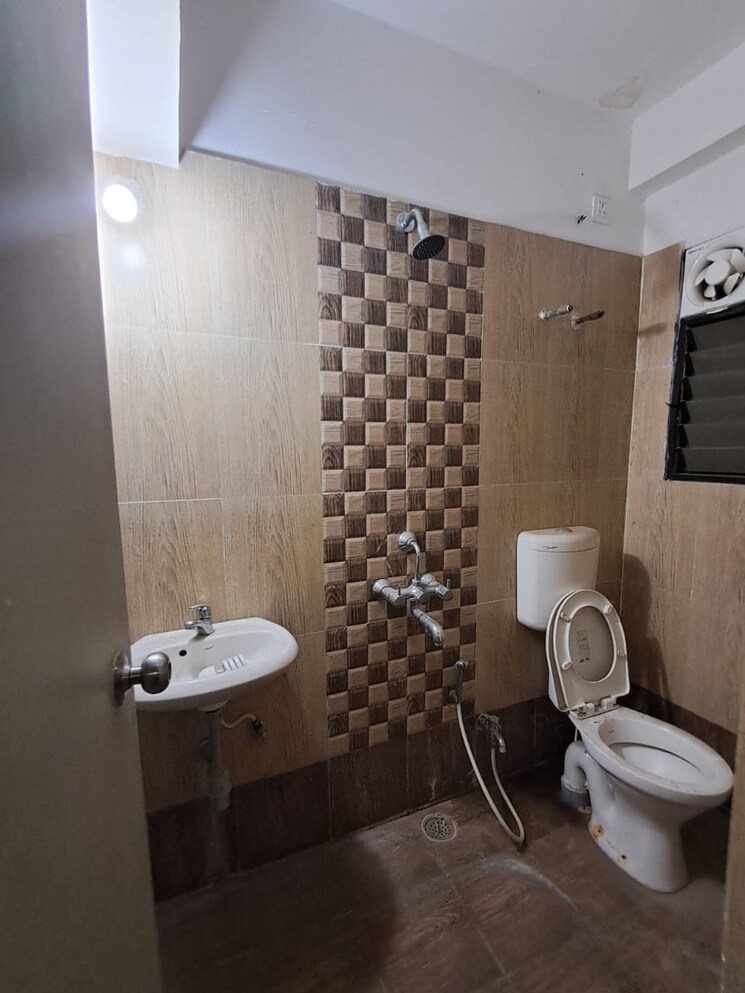 Bathroom, shankarpur 2 Bedroom 1050 Sq.Ft. Apartment In Shankarpur Nagpur 9697135
