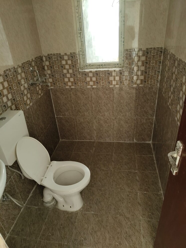 Bathroom, amrapali-centurian-park 3 Bedroom 1676 Sq.Ft. Apartment In Tech Zone 4 Greater Noida Greater Noida 9697132