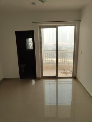 Room in 3 BHK Apartment at Amrapali Centurian Park, Tech Zone 4 Greater Noida – for Rent