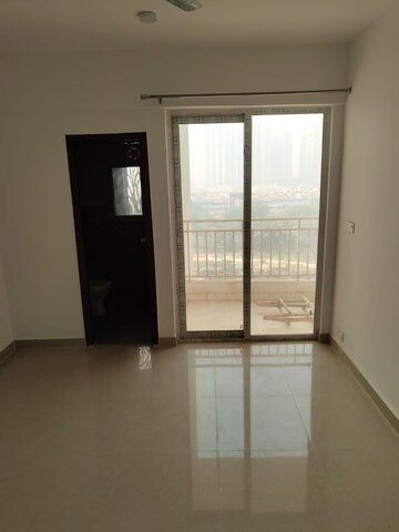 Room in 3 BHK Apartment at Amrapali Centurian Park, Tech Zone 4 Greater Noida – for Rent