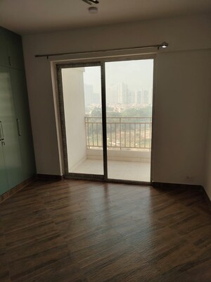 Room in 3 BHK Apartment at Amrapali Centurian Park, Tech Zone 4 Greater Noida – for Rent