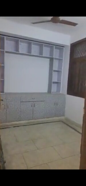 Room in 2.5 BHK Apartment at Varun Apartment Noida, Sector 62 – for Sale