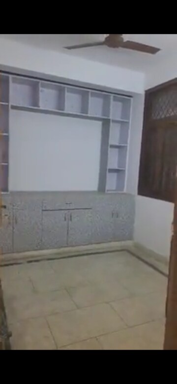 Room in 2.5 BHK Apartment at Varun Apartment Noida, Sector 62 – for Sale