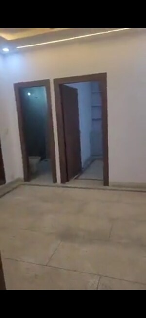 Room in 2.5 BHK Apartment at Varun Apartment Noida, Sector 62 – for Sale