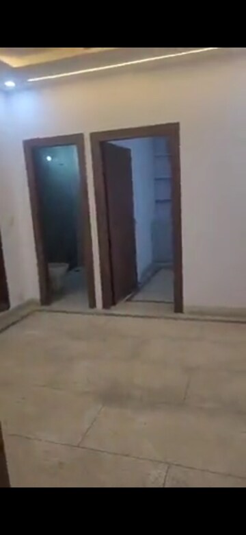 Room in 2.5 BHK Apartment at Varun Apartment Noida, Sector 62 – for Sale