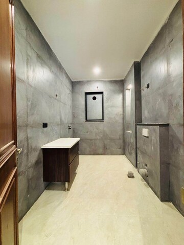 Kitchen in 1.5 BHK Apartment at DLF Oakwood Estate, Dlf Phase ii – for Rent