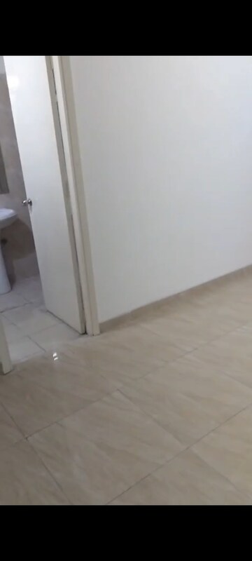 Room in 2 BHK Apartment at Gaur Atulyam, Omicron I Greater Noida – for Rent