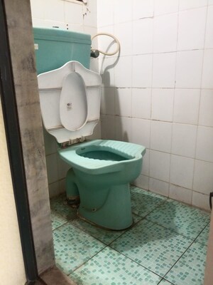 Bathroom in 1.5 BHK Apartment at Highway Park  Apartment, Kandivali East – for Rent