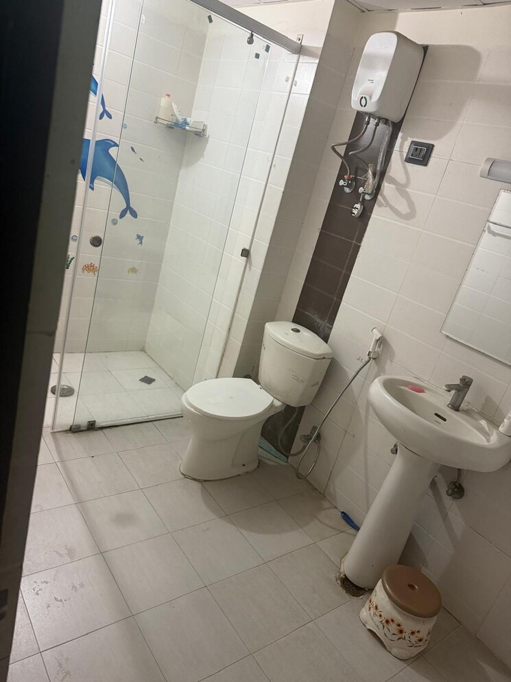 Bathroom, prateek-the-royal-cliff 3 Bedroom 947 Sq.Ft. Apartment In Sain Vihar Ghaziabad 9697258