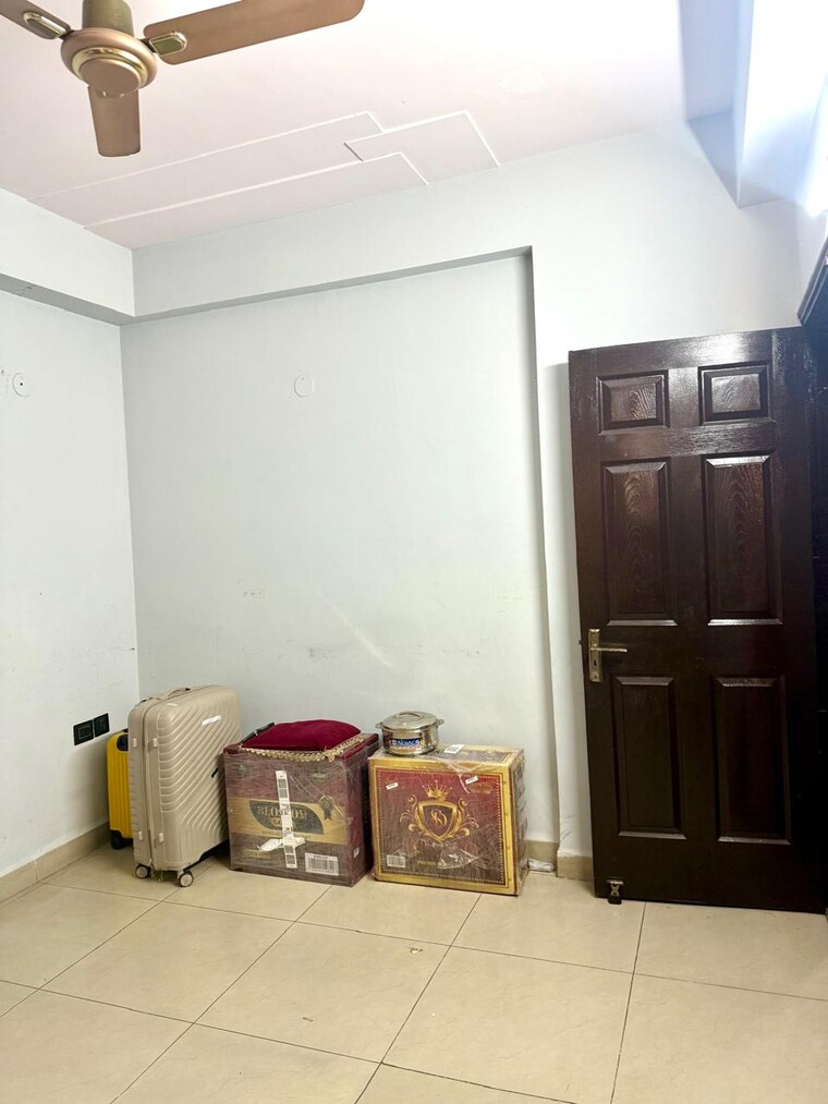 Living Room, prateek-the-royal-cliff 3 Bedroom 947 Sq.Ft. Apartment In Sain Vihar Ghaziabad 9697258