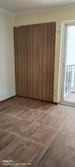 3 BHK + Servant Room Apartment For Sale in Prateek The Royal Cliff