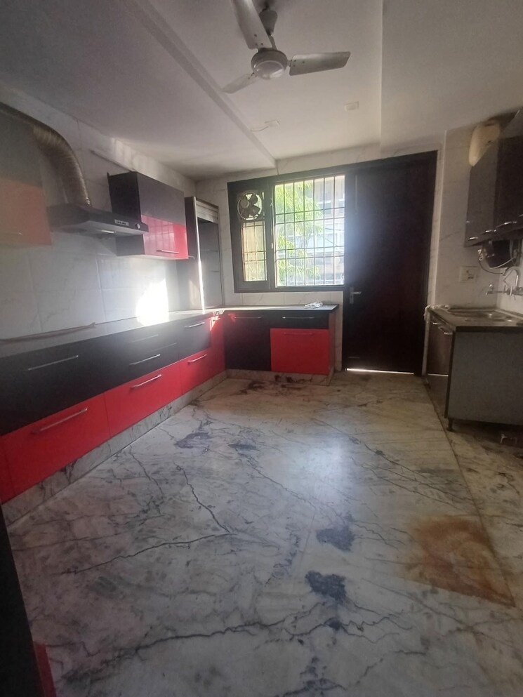  Parking, kalkaji 3 Bedroom 2200 Sq.Ft. Builder Floor In Kalkaji Delhi 9697332