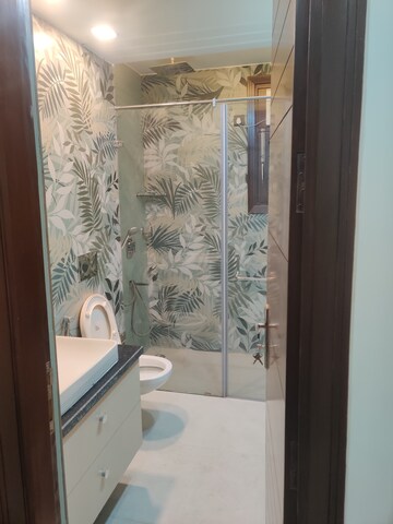 Furnished Amenities in 3 BHK Builder Floor at Safdarjung Enclave – for Sale