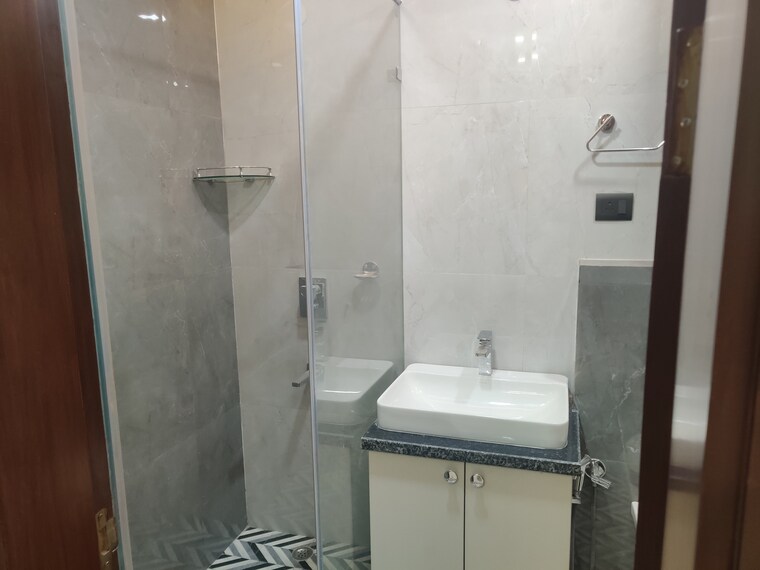 Bathroom, safdarjung enclave 3 Bedroom 1850 Sq.Ft. Builder Floor In Safdarjung Enclave Delhi 9697388