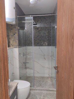 Furnished Amenities in 3 BHK Builder Floor at Green Park – for Sale