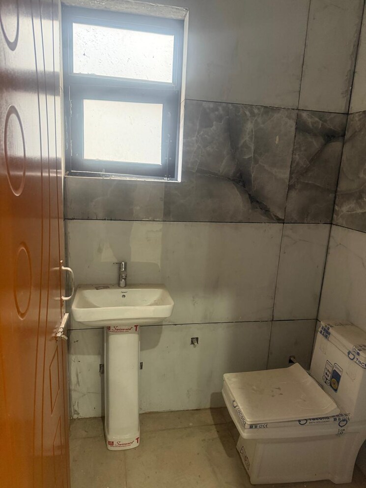 Bathroom, sector 20 3 Bedroom 1350 Sq.Ft. Builder Floor In Sector 20 Panchkula 9697405