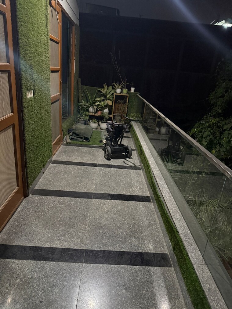 Balcony, sector 57 2.5 Bedroom 204 Sq.Yd. Apartment In Sector 57 Gurgaon 9697408