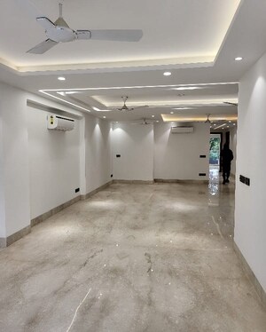 Room in 2.5 BHK Builder Floor at Emaar MGF Emerald Hills, Sector 65 – for Rent