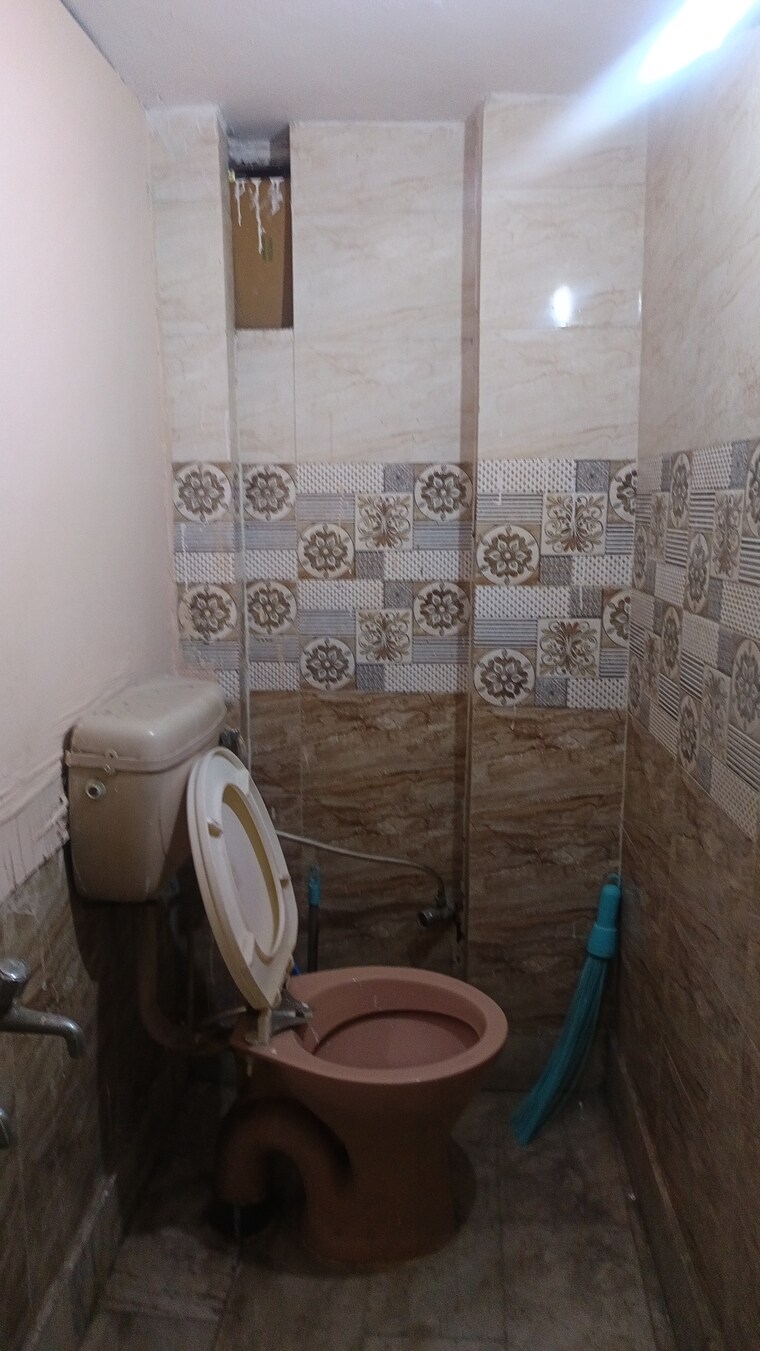 Bathroom, patel nagar 1 Bedroom 450 Sq.Ft. Builder Floor In Patel Nagar Delhi 9697444
