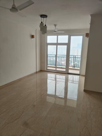 Room in 3.5 BHK Apartment at Omaxe R2, Gomti Nagar – for Rent