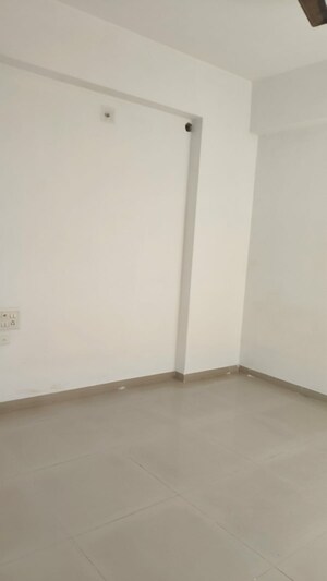 Room in 2 BHK Apartment at Vaishnodevi Circle – for Rent