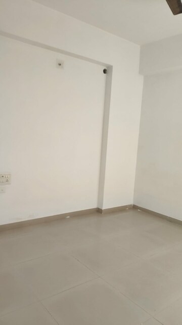 Room in 2 BHK Apartment at Vaishnodevi Circle – for Rent