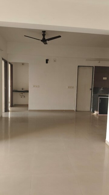 Room in 2 BHK Apartment at Vaishnodevi Circle – for Rent