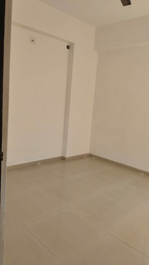 Room in 2 BHK Apartment at Vaishnodevi Circle – for Rent