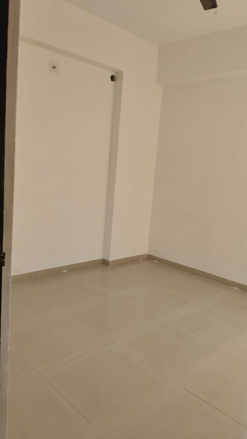Room in 2 BHK Apartment at Vaishnodevi Circle – for Rent