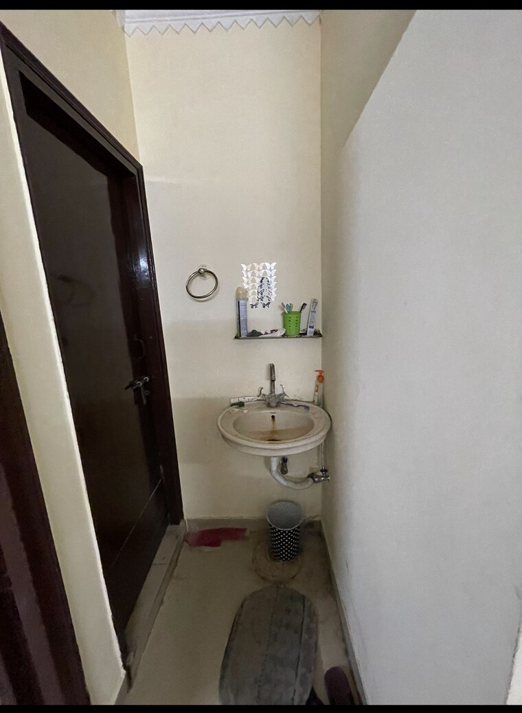 Bathroom, govindpuri 3 Bedroom 907 Sq.Ft. Builder Floor In Govindpuri Delhi 9697497