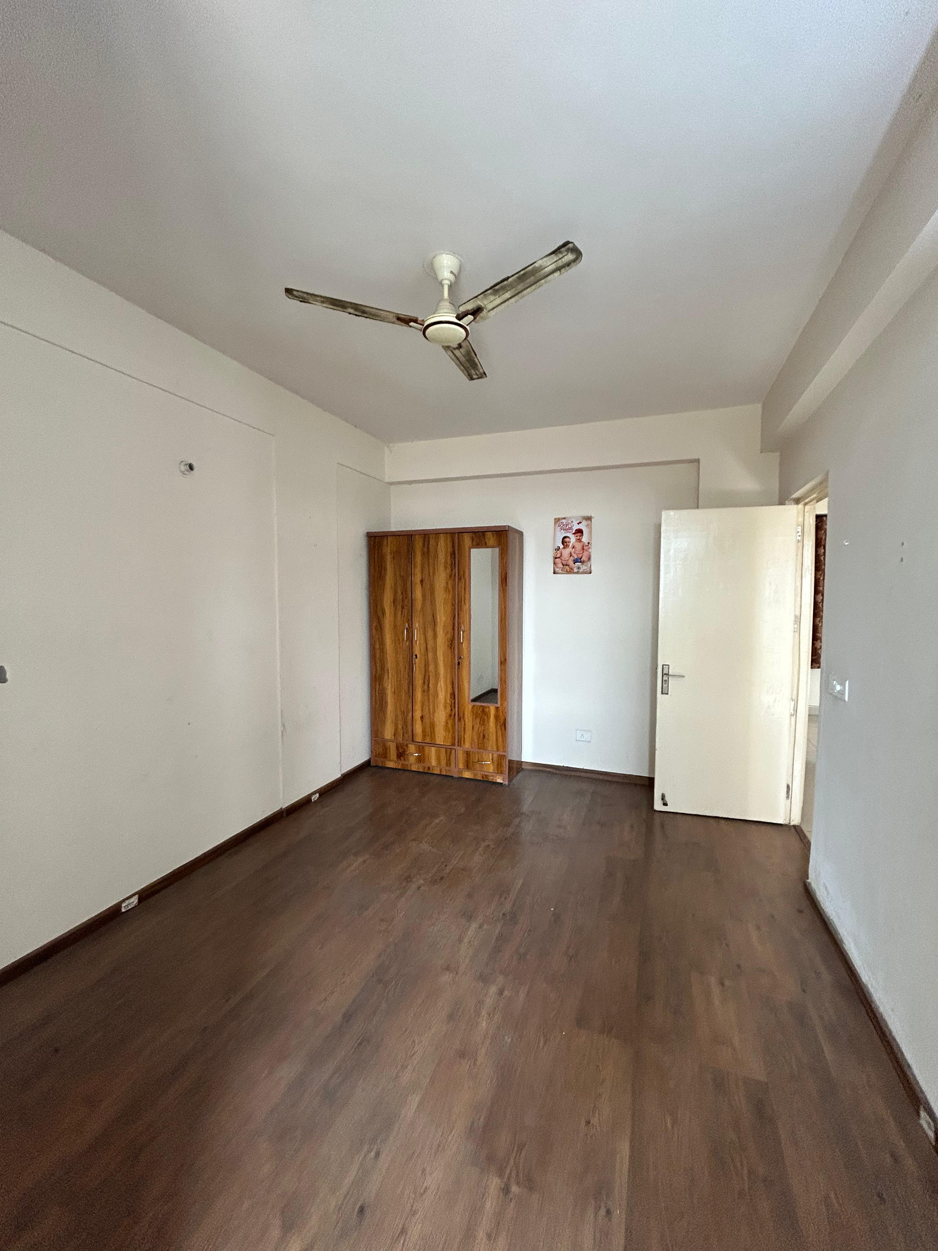 2 BHK Apartment For Rent in Wave Executive Floors