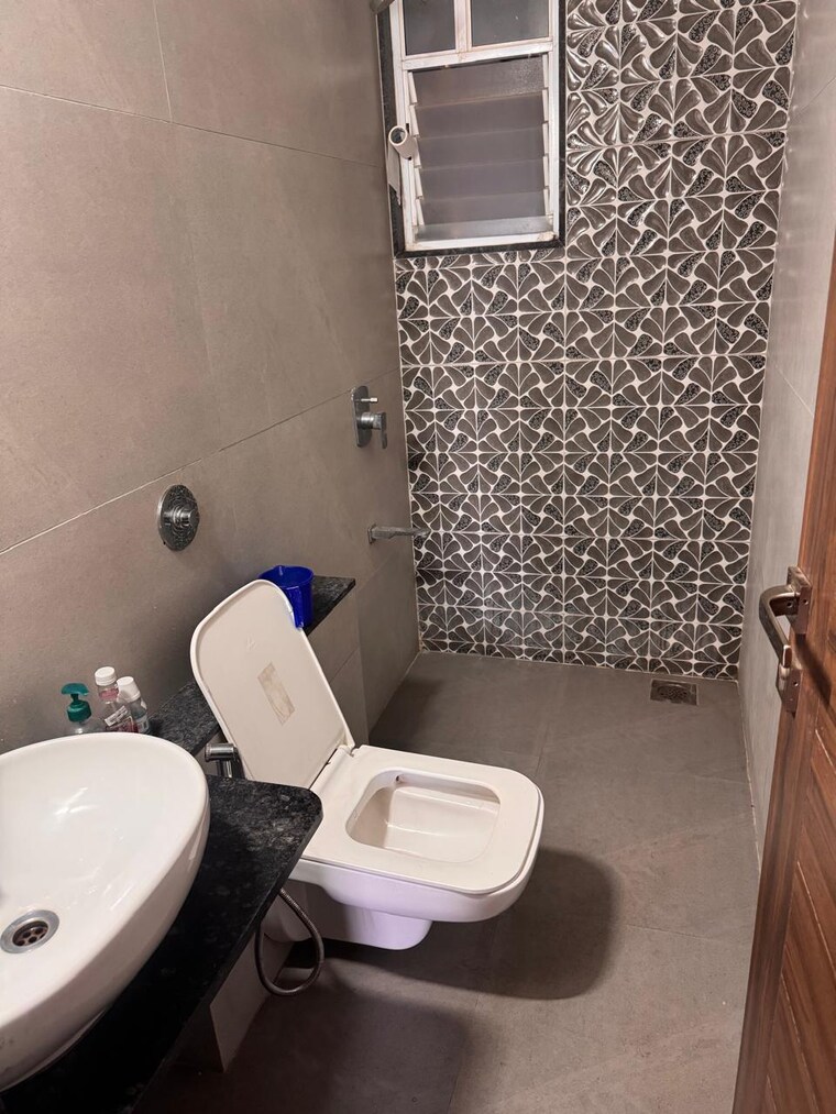 Bathroom, kalyani nagar 3 Bedroom 1250 Sq.Ft. Apartment In Kalyani Nagar Pune 9697516