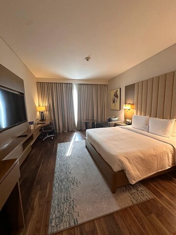 Master Bedroom in 4 BHK Villa at DLF The Grove, Sector 54 – for Sale